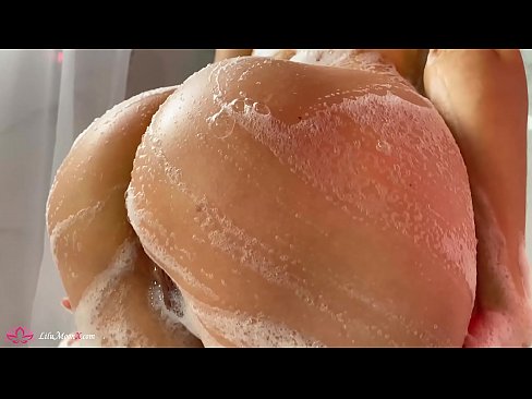 ❤️ Brunetka masturbuje kundičku s vibrátorom až do intenzívneho orgazmu v sprche ❤️ Krásne porno na sk.killvs.top ❤
